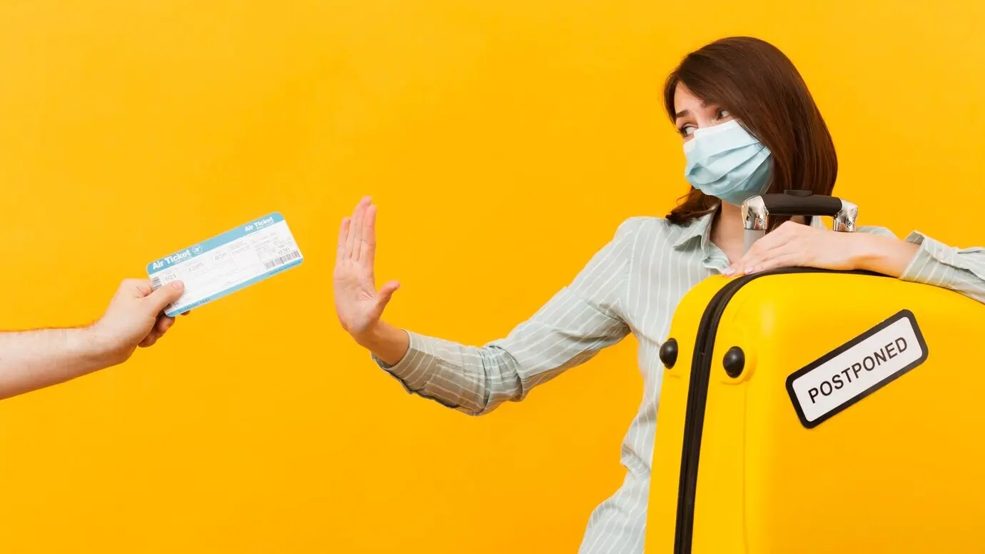 Женщина в медицинской маске отказывается от авиабилета.